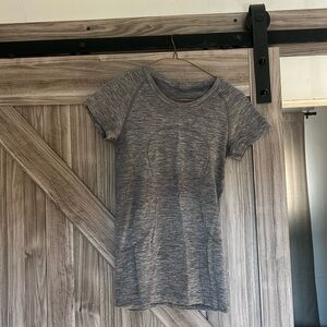 Swiftly Tech Short-Sleeve Shirt 
Hip Length